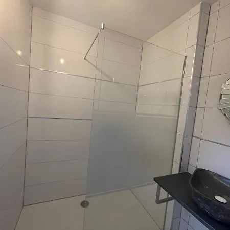 House With Garden, Free Parking Отель